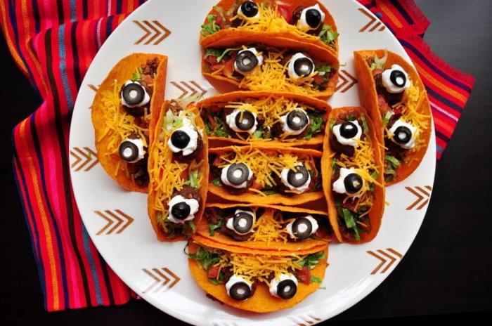 izvirna ideja za aperitiv za večerjo za noč čarovnic, vegetarijanski mehiški tacos z očmi pošasti