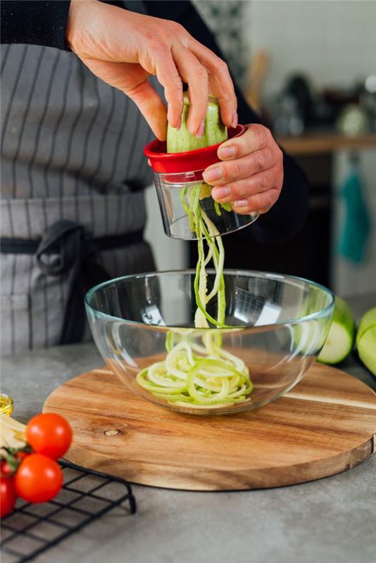 lahek in hiter večerni obrok, domači špageti iz bučk, ki jih pripravite sami