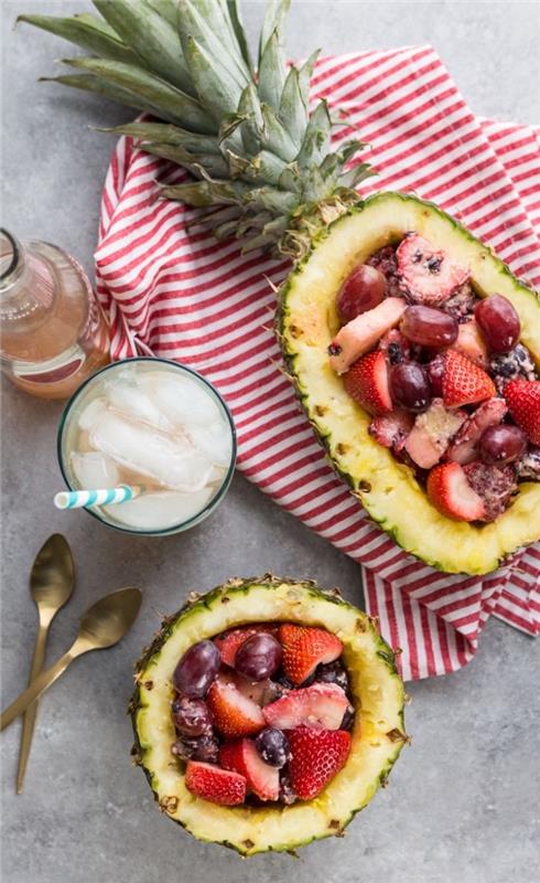 jūsų vasaros vėlyvųjų pusryčių idėjos, šviežių vaisių salotos, patiekiamos per pusę ananaso ir naminio limonado