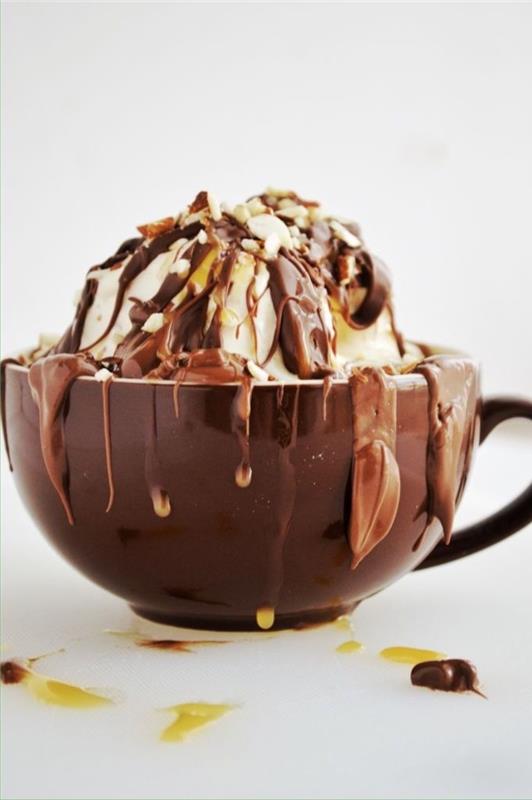 kako pripraviti okusen čokoladni fondan v skodelici, hiter recept za dekadentno torto iz karamele in čokoladnega piškota