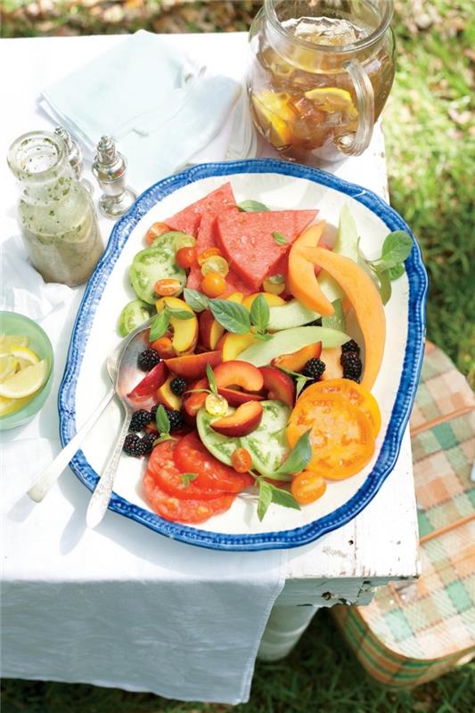 Taze yaz salatası domates, şeftali, karpuz ve avokado, ev fesleğen salata sosu ile