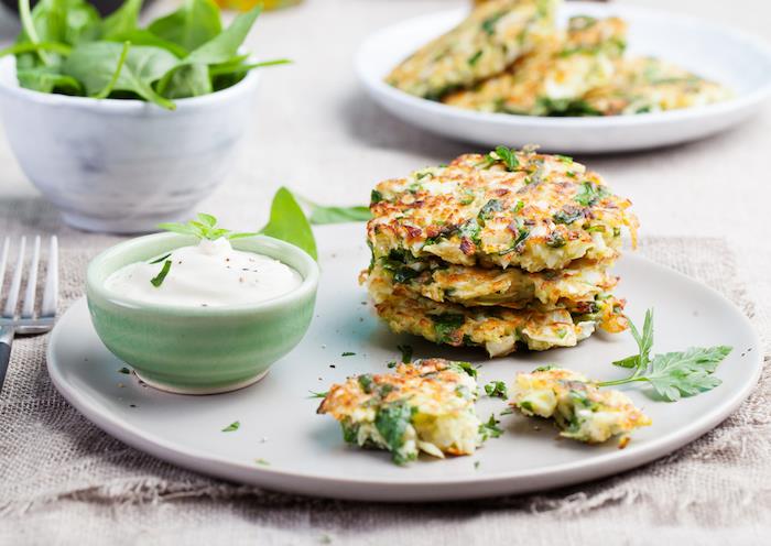 Recept za galete iz bučk in peteršilja, postrežen na čudovitem svetlo sivem krožniku