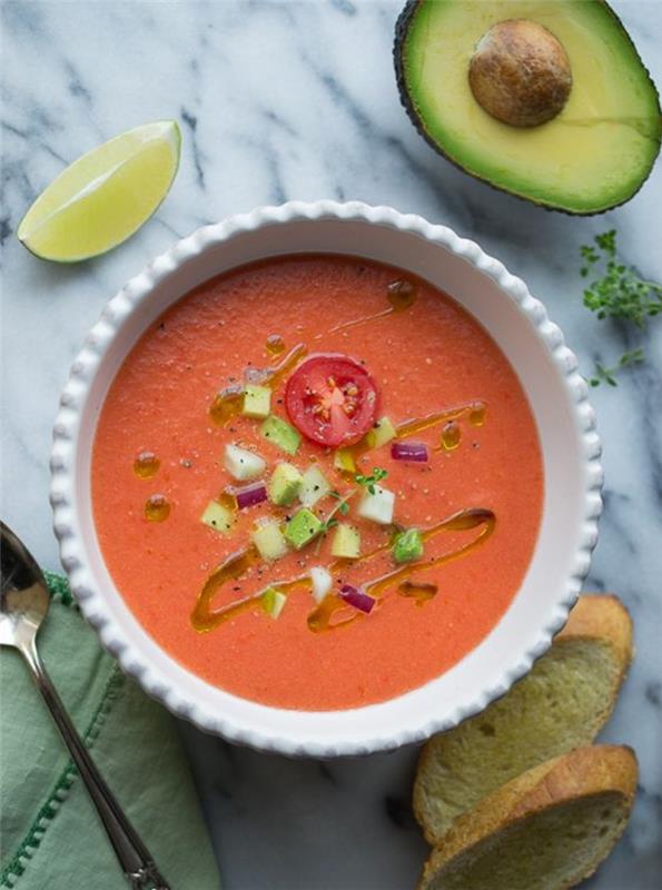 hladna paradižnikova in avokadova juha, okusna ideja za poletni in zdrav recept