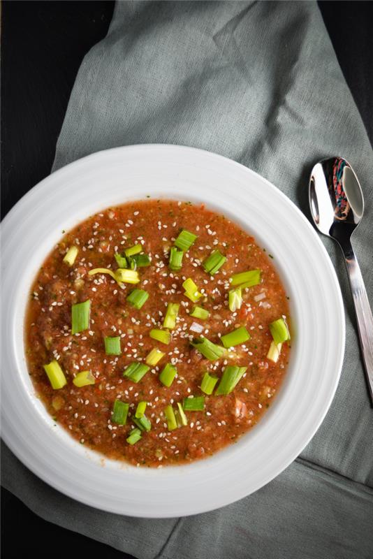 recept za gazpacho po azijskem vzorcu, juha iz hladnega paradižnika in sojine omake