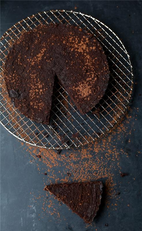 Šokoladinis ganache pyragui Šokoladinis ganache paprastam gimtadienio tortui su genoise ir grietinėle