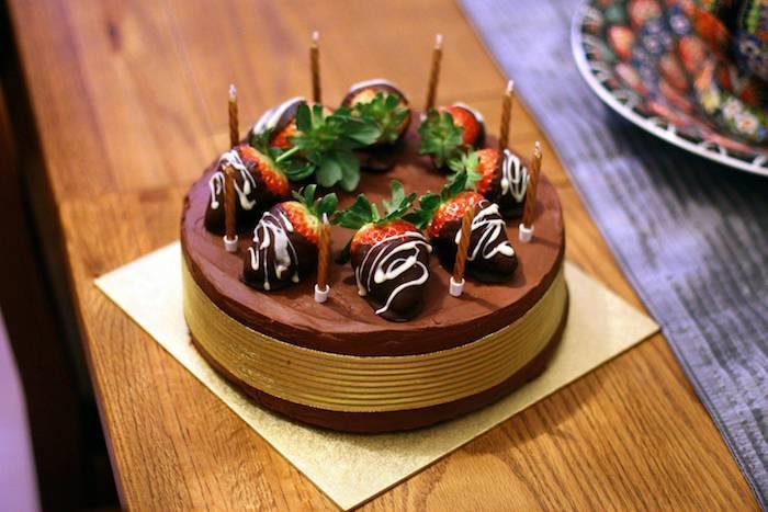 Geriausias lengvas šokoladinis pyragas gražus dekoravimo šokoladinis gimtadienio tortas su braškėmis
