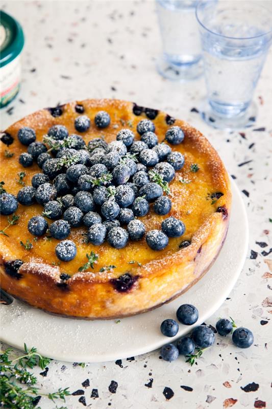 torta z dvema siroma v obliki sira z okrasjem z borovnicami, torta z mascarponejem in ricotto