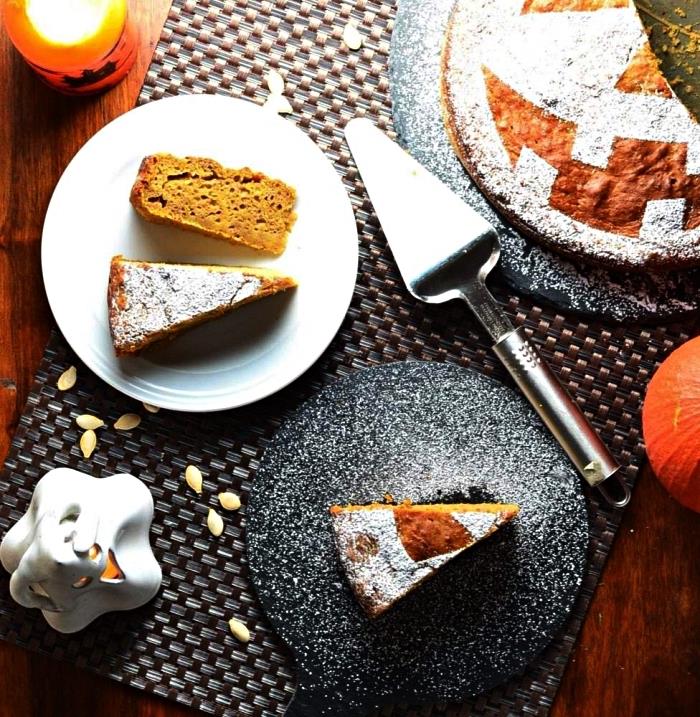 rikotos moliūgų Helovino pyragas su cukraus pudros papuošimu, kaip pasigaminti lengvą Helovino pyragą