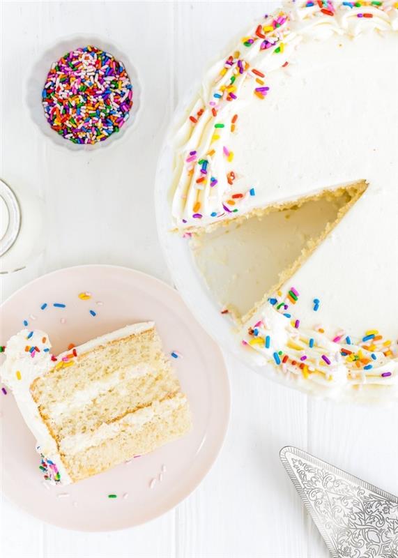 pavyzdys vaiko gimtadienio tortas, saldaus recepto idėja be kiaušinių, pavyzdys baltas apledėjimo pyragas be kiaušinių