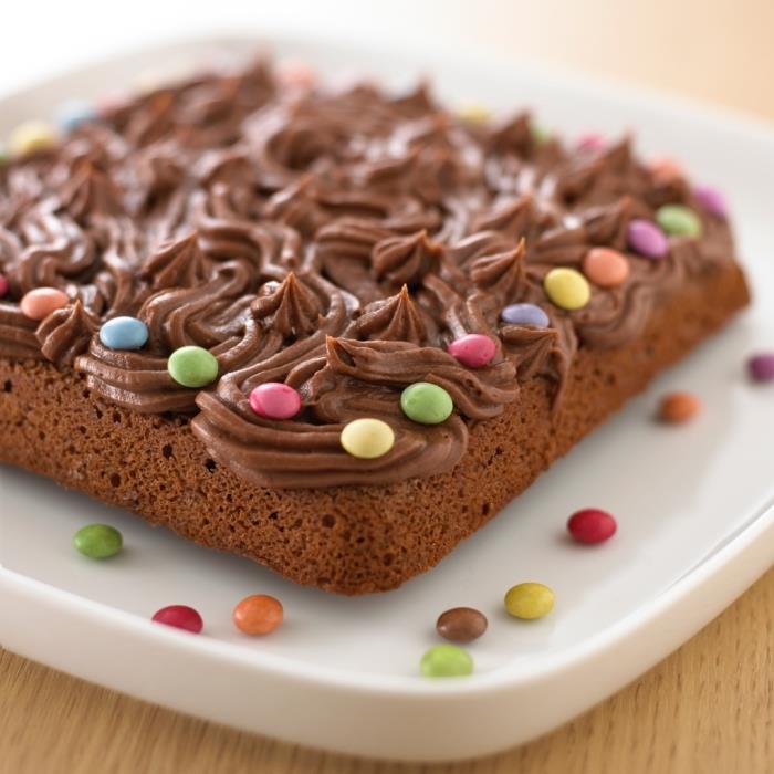 kaip papuošti šokoladinį pyragą išmaniaisiais, saldaus recepto idėja be tamsaus šokolado kiaušinių ir kavos