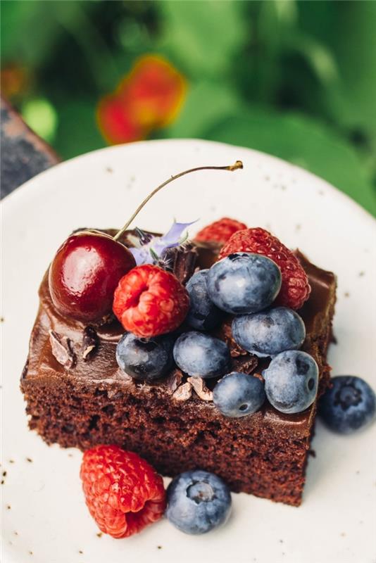 veganiškas šokoladas ir raudonųjų vaisių pyragas su veganiška saldžiųjų bulvių ganache, kaip pasigaminti veganiško šokolado ganache