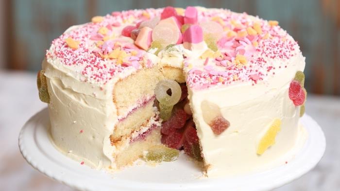 Recept za vaniljevo pecivo s tremi plastmi mehkega biskvita z glazuro iz maslene kreme, ki v srcu skriva gumijaste bonbone in jagodno marmelado