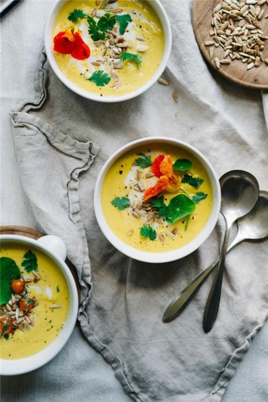 Andaluzijski gazpacho je ponovno pregledal recept za hladno juho z rumenim paradižnikom in sončničnimi semeni