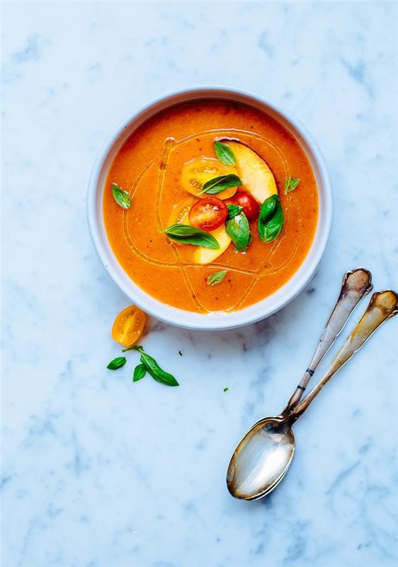 izviren recept za hladno juho iz nektarin in paradižnika za lahek obrok poleti