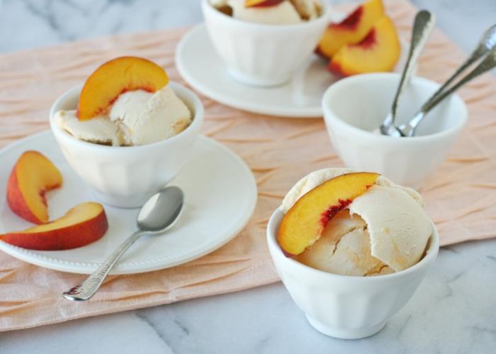 tradicinis persikų ledų receptas su pienu ir cukrumi, lengvi vaisiniai ledai