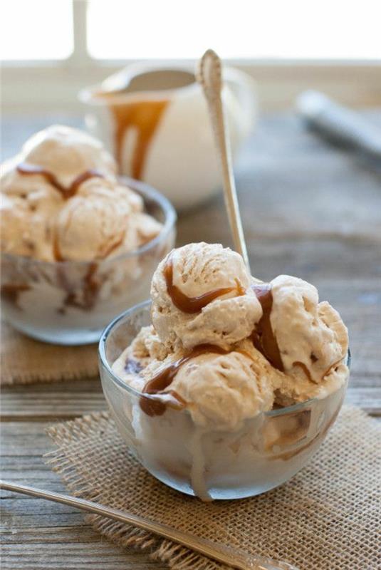 lengvas ledų receptas su naminiu karamelės padažu, skanus karamelinis šaldytas desertas