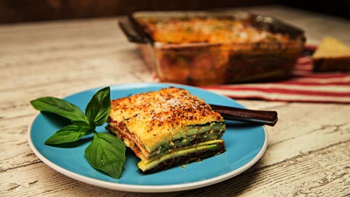 recept za gratin iz bučk s parmezanom, ideja za večerni obrok z bučkami, lahka lazanja iz bučk