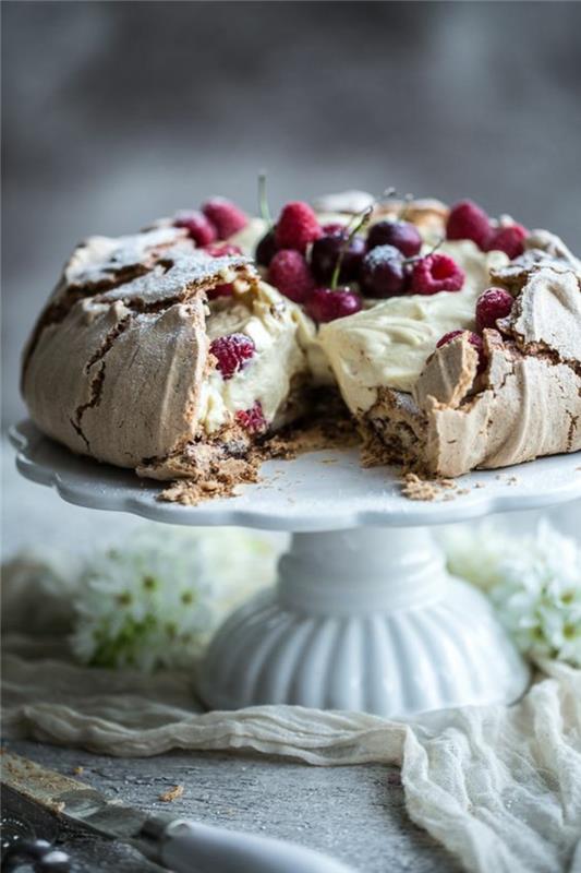 geleneksel bir kırmızı meyve pavlova, hem gevrek hem de yumuşak bir beze pastası