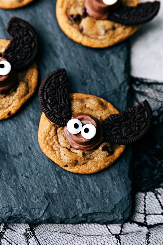 šokolado glaistymo šikšnosparnių smėlio slapukų receptas, papuoštas „oreos“ sausainiais, kaip padaryti lengvus Helovino sausainius