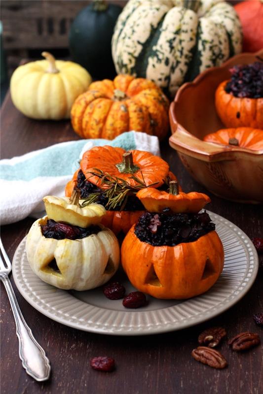 Halloween recept iz bučk, polnjenih z rižem in začimbami v sivi plošči