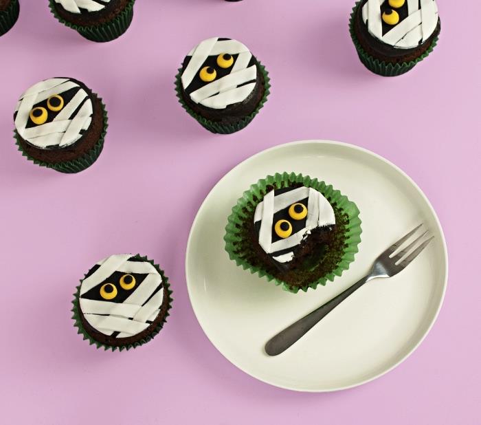 Helovino pyrago dekoravimo idėja, šokolado mumijos keksiukai su cukraus pastos dekoru, kaip papuošti keksiukus Helovinui