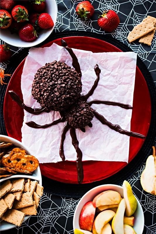Cadılar Bayramı aperitifi için tatlı tarif, örümcek tarzı çikolata parçalarıyla kaplı cheesecake topu