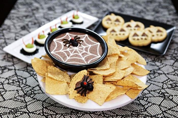 siyah fasulye humusu yapmak için kolay cadılar bayramı tarifi, tortilla cips ile servis edilen örümcek ağı humusu
