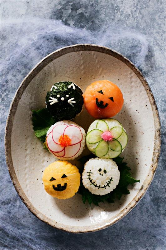 Halloween sushi tamari recept z redkev, kumarami ali lososom, slani recept za noč čarovnic za tematski aperitiv