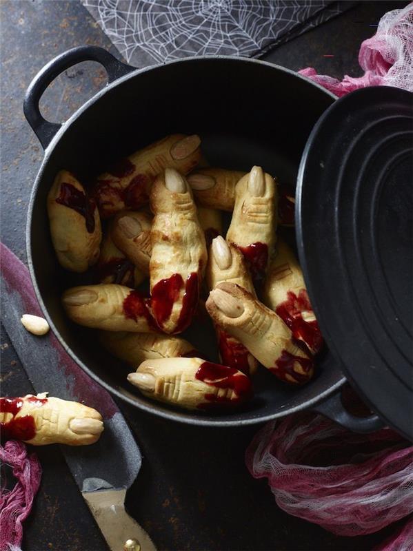 Recept za noč čarovnic slani prsti, narezani z marmelado ali krvjo v omaki