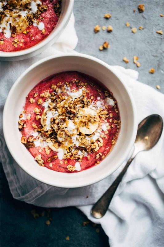 kahvaltıda ne yenir, ahududu, müsli ve muz ile enerji veren smoothie kasesi tarifi