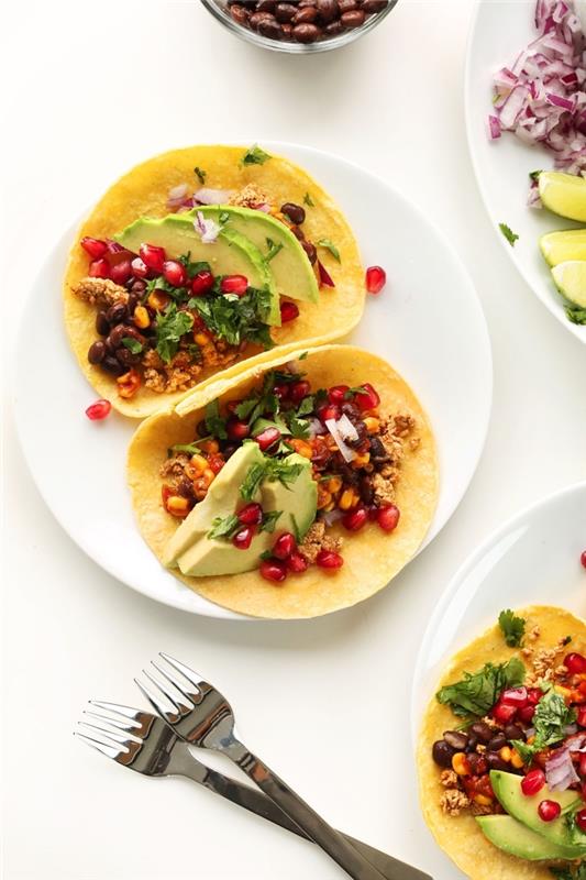 vegan kahvaltı, avokado, siyah fasulye ve taze otlar ile sağlıklı ve vegan Meksika tacos tarifi, ofiste bir paket kahvaltı için mükemmel