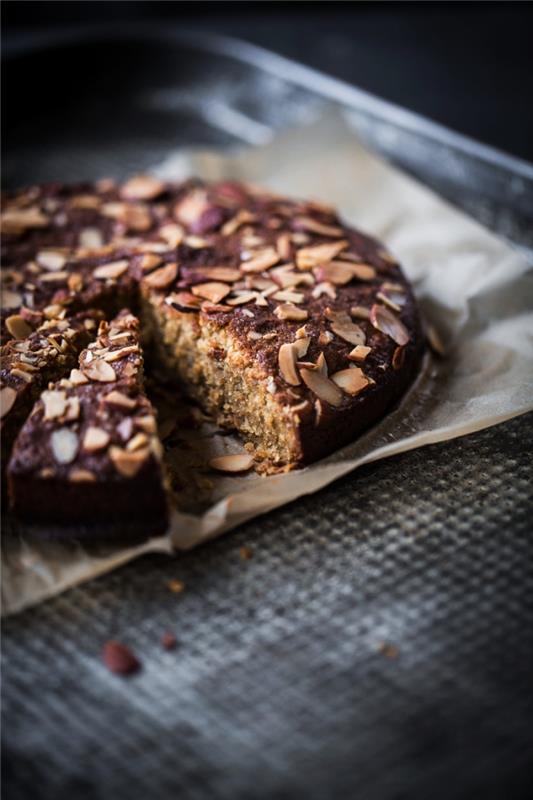 zdrava sladica brez glutena, enostaven recept italijanske mandljeve, limonine in kokosove torte, posute s kokosovimi kosmiči na žaru