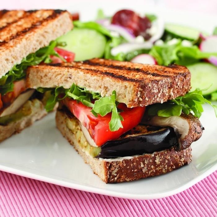 domates, ızgara patlıcan ve portobello mantarlı sağlıklı vegan sandviç tarifi