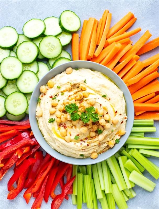 humuso receptas su žaliomis daržovėmis, agurkais, salierais, pipirais ir morkomis, aperityvo nekepimo idėja