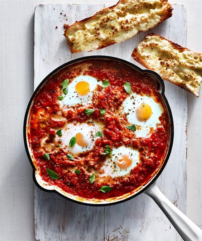 enostaven recept za jajca, kuhana v paradižnikovi omaki, preprost in hiter večerni obrok, recept za ocvrt paradižnik, papriko in jajca