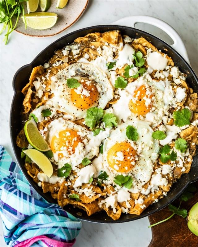 Salsa verde ve misket limonu ile tatlandırılmış yumurtalı chilaquiles tarifi, akşam için kolay tarif