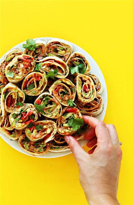 enostaven recept za majhne mehiške obloge za aperitiv za vegansko večerjo, tortilje z mehiškim sirom, pečen fižol, salso in avokado