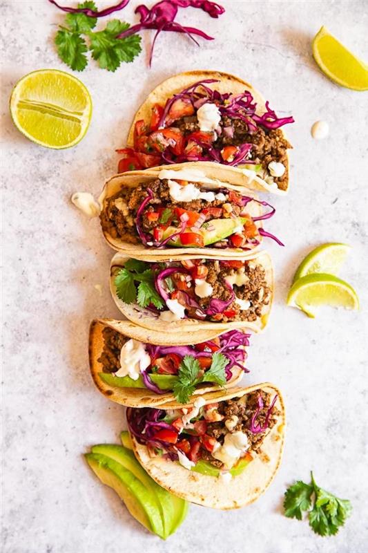 tortiljini zavitki z govedino in svežo zelenjavo, izviren recept za predjed, mehiški tacos z govedino, cheddarjem, avokadom in črnim fižolom