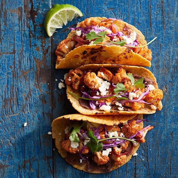 veganski recept tacos cvetače na žaru in rdečega zelja z začimbami limoninega soka in peteršilja