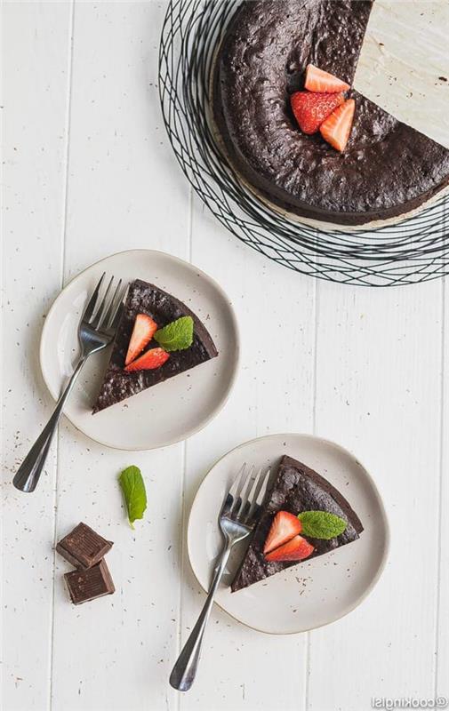 Minkštas šokoladinis pyragas paprastas vienos pakopos torto paruošimas šokoladinis gimtadienio tortas papuošiamas braškėmis
