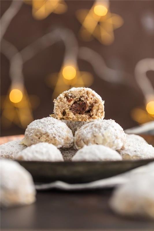 enostaven recept za piškote z nutelo v snežnem slogu, napolnjen z nutelo, posuto s sladkorjem v prahu
