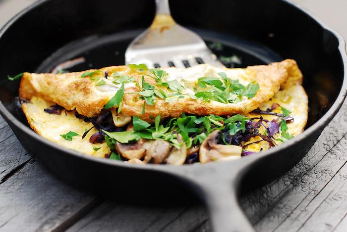 Mantarlı ve ıspanaklı omlet yapın, 10 dakikadan kısa sürede yapabileceğiniz hızlı bir akşam yemeği fikri
