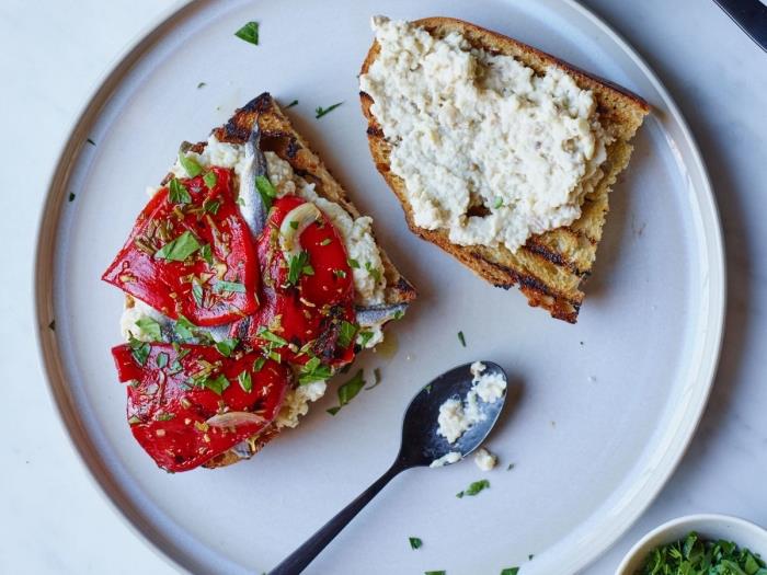 patlıcan havyarı ve marine edilmiş biberli tost için hızlı ve kolay tarif, vegan olun, besleyici bir kahvaltı için vegan tarifleri