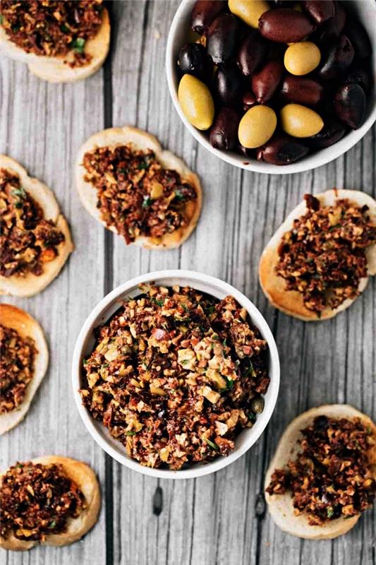 recept za namaz iz črnih in zelenih oljk v rezinah aperitiva, enostaven in hiter aperitiv toast z olivnim pomakom