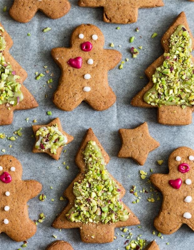 Zencefilli kurabiye adam ve fıstık süslemeli Noel ağaçları, basit Noel kurabiyesi tarifi