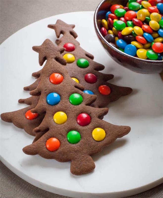 renkli Noel topları olarak mm şekerlerle süslenmiş zencefilli ve kakaolu kurabiye, Noel şekeri tarifi