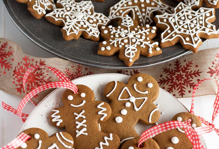 Noel kurabiye tarifi, zencefilli kurabiye adam ve süslemek için beyaz şekerli kurabiye kar taneleri