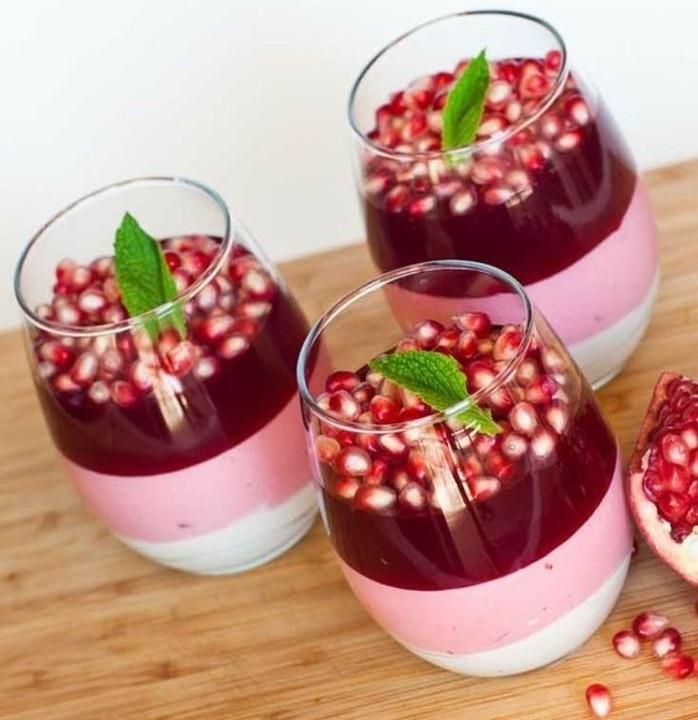 kremno-sladica-panacotta-recept-s-sadjem-coulis