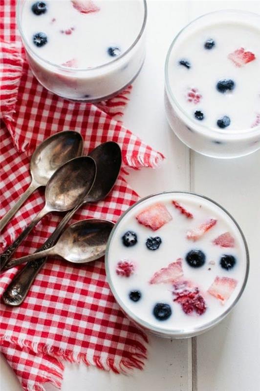 garnitür olarak kolay pannacotta tarifi-yaban mersini-ve-çilek