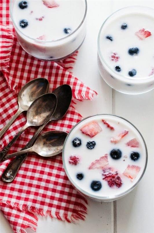 enostaven-panna-cotta-recept-borovnice-in-jagode-kot-okras